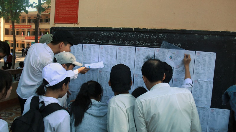 Phụ huynh xem điểm cho con