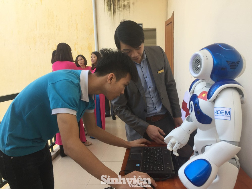 Sinh viên trường CĐ Cơ điện Hà Nội đang thực hành với robot. Ảnh: Q.H