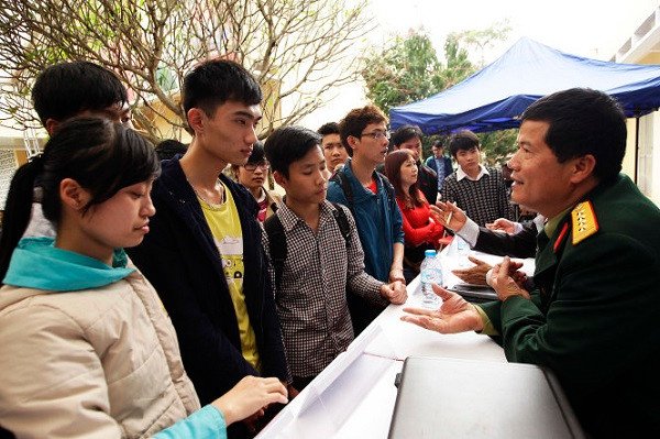 Đại tá Vũ Xuân Tiến, Ban Tuyển sinh quân sự Bộ Quốc phòng đang tư vấn cho thí sinh có nguyện vọng dự thi vào trường quân đội