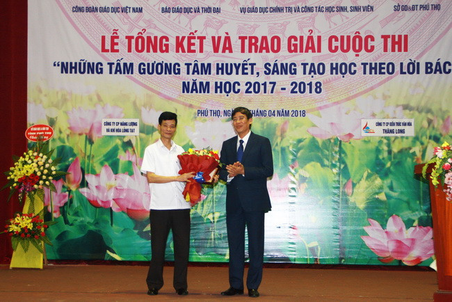 Ban tổ chức trao giải cho tác giả