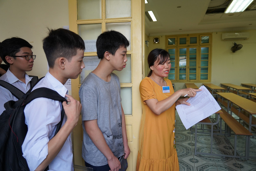 Thí sinh dự thi vào lớp 10 trường THPT chuyên Khoa học tự nhiên vừa qua