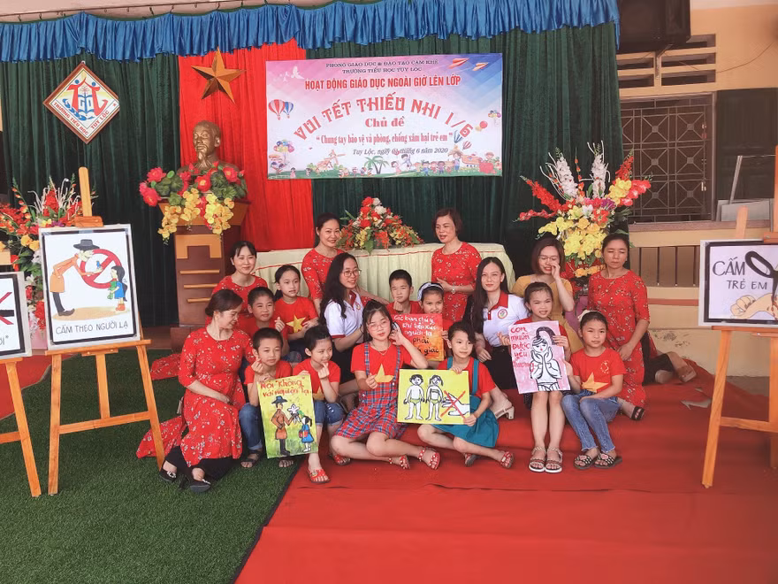 một buổi sinh hoạt ngoài giờ lên lớp về phòng chống xâm hại cho học sinh của nhóm Linh, Chi. Ảnh NVCC