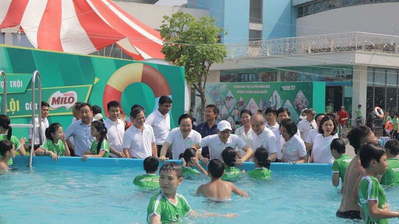 Bộ trưởng GD&ĐT kêu gọi thầy cô quan tâm dạy bơi, học bơi