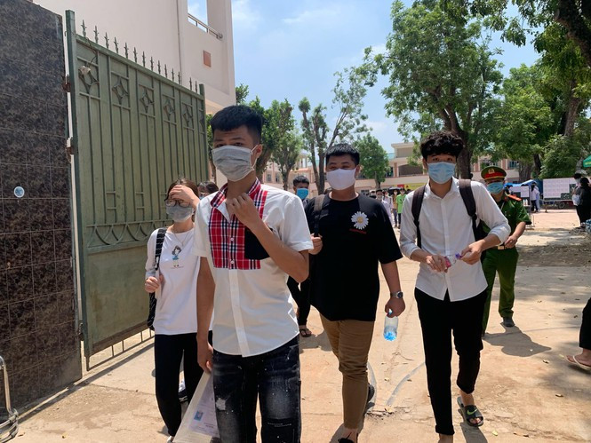 Dịch COVID-19 vào đề thi tiếng Anh