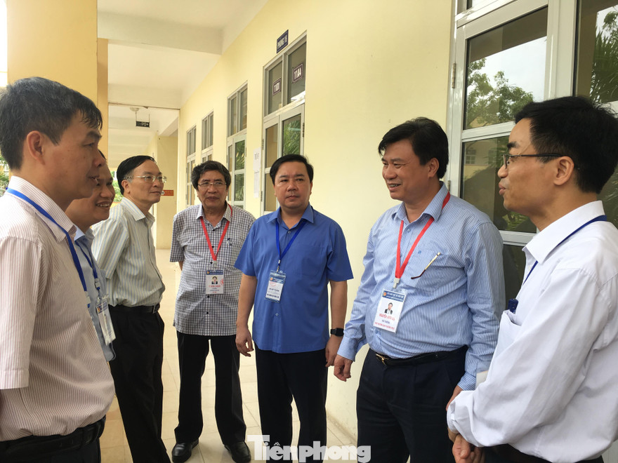 Thứ trưởng Bộ GD&ĐT Nguyễn Hữu Độ kiểm tra công tác chấm thi tự luận của Hà Nội