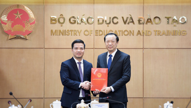 Trao quyết định bổ nhiệm Chánh Văn phòng Bộ Giáo dục và Đào tạo