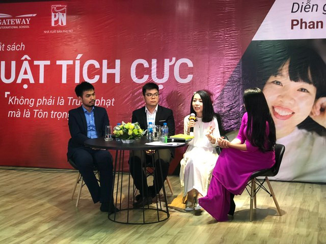 Chị Phan Hồ Điệp (áo trắng) chia sẻ tại buổi tọa đàm