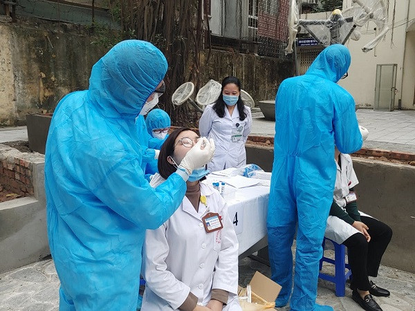 Lấy mẫu xét nghiệm COVID-19 hàng loạt nhân viên y tế tại các bệnh viện lớn