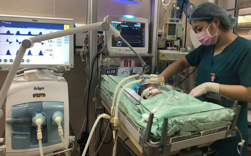 Bé sơ sinh bị mẹ đẻ bỏ rơi ở hố ga đã tử vong