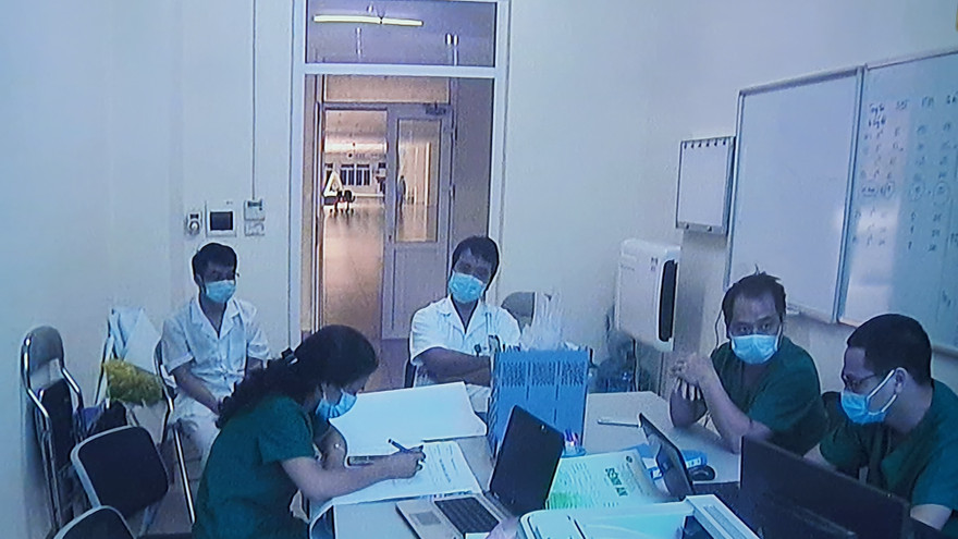 Bác sĩ khoa Cấp cứu BV Bệnh Nhiệt đới T.Ư hội chẩn ca bệnh