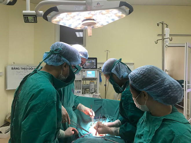 Ê-kíp phẫu thuật cho bệnh nhân