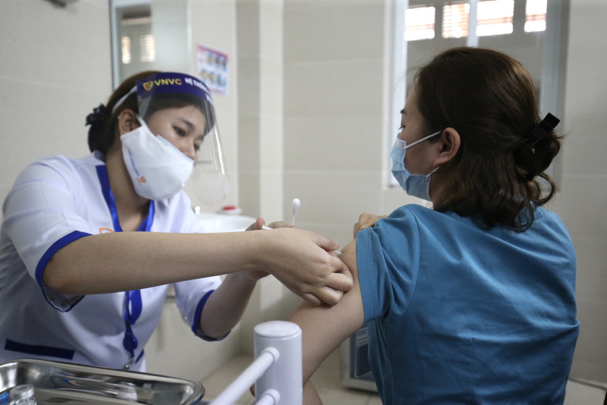 Chi tiết khoảng cách tiêm 2 liều của 5 vắc xin phòng COVID-19 tại Việt Nam
