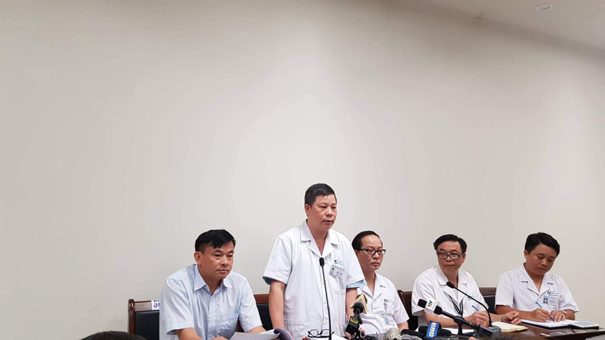 Bé 3 tuổi bị bỏ quên trên xe đưa đón được xuất viện