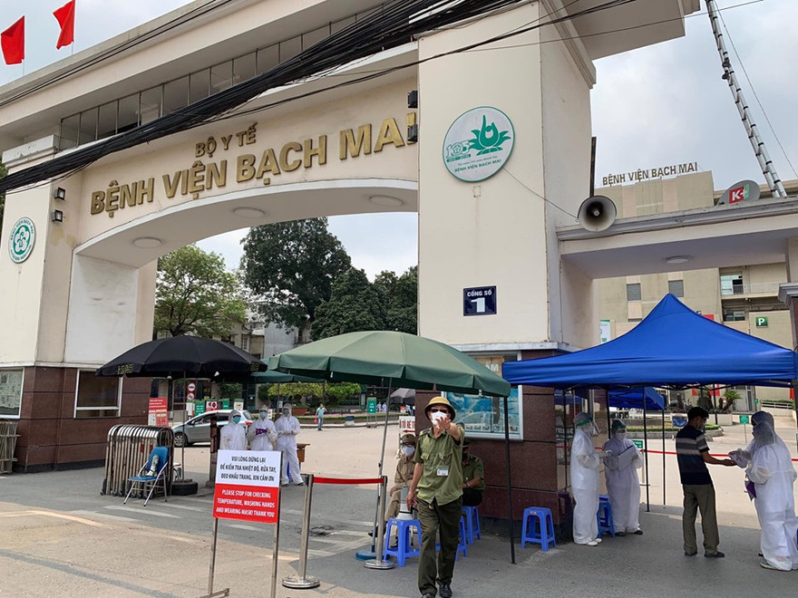 BV Bạch Mai kiểm soát chặt những người ra vào BV Ảnh: Như Ý