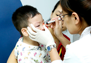 Phẫu thuật miễn phí cho 100 trẻ bị dị tật mắt lác