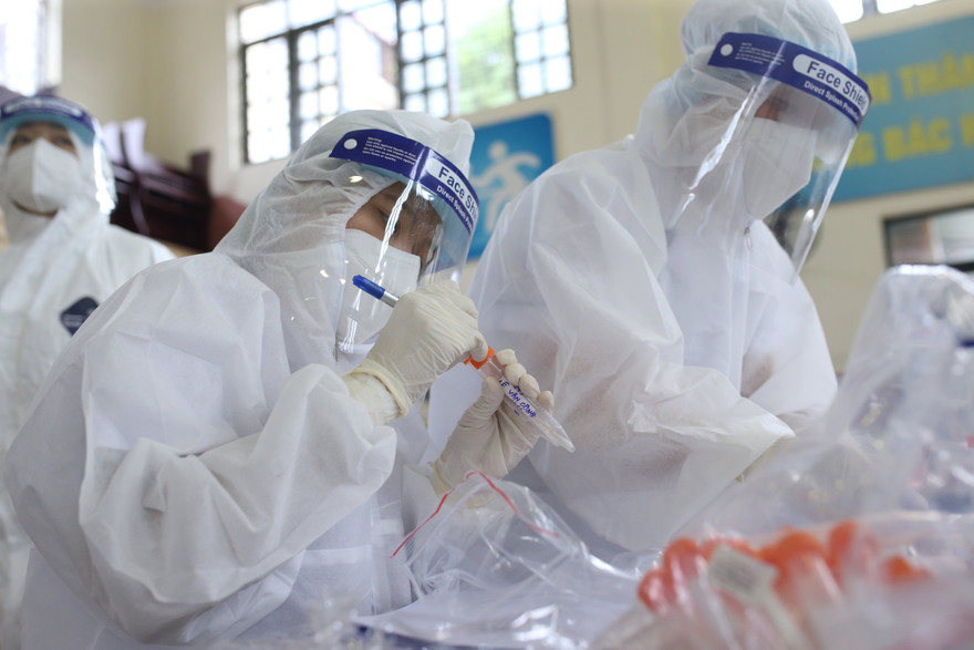 Truy vết được 142 người đi cùng chuyến bay với ca mắc COVID-19, Hà Nội có 76 trường hợp