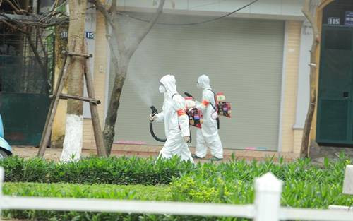 Phun thuốc khử trung tại phố Trúc Bạch (Hà Nội)