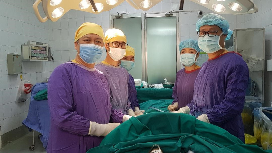 Cứu sống người đàn ông ăn 'đầy bụng' dao lam, bật lửa, túi nilon...