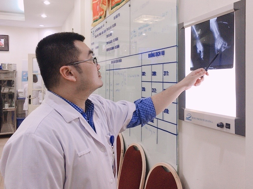 Bé 2 tuổi dập nát bàn tay vì cho tay vào máy xay sinh tố đang chạy