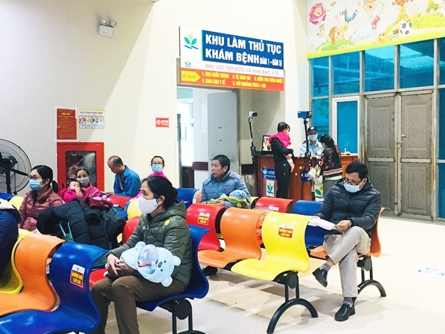 Trẻ đợi khám bệnh tại BV Nhi T.Ư