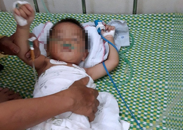 Bé 19 tháng tuổi hôn mê vì bị bỏ quên trong ô tô giữa trưa nắng chang chang