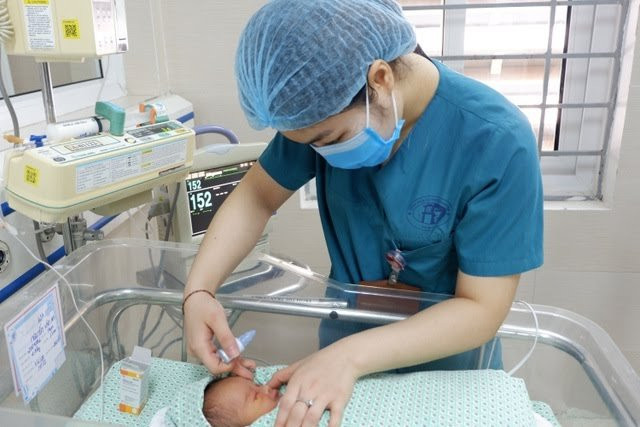 Trẻ bị bỏ rơi dưới hố ga hồi phục tuyệt vời