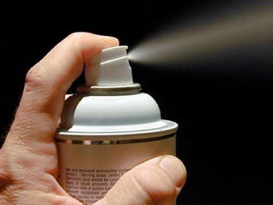 Người dân không nên tự ý phun thuốc diệt muỗi.