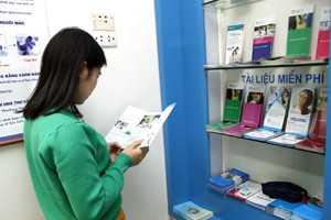 Phụ nữ được tư vấn sức khỏe sinh sản miễn phí