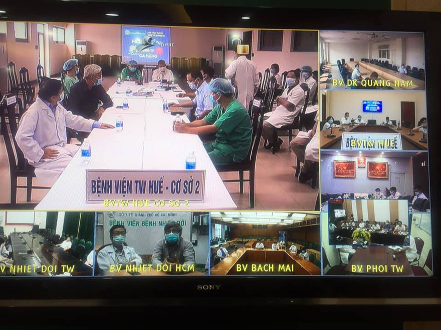 Các chuyên gia hội chẩn trực tuyến chiều 4/8