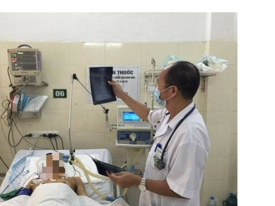 TS. Đỗ Duy Cường, Giám đốc Trung tâm Bệnh Nhiệt đới (BV Bạch Mai) đang điều trị ca SXH