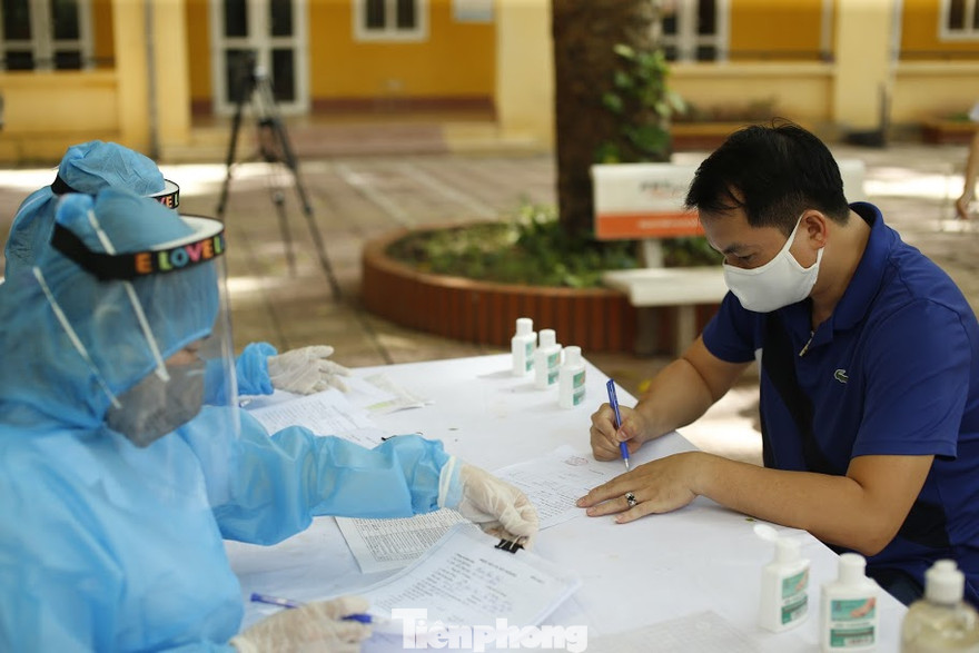 Lấy mẫu xét nghiệm tại Hà Nội. Ảnh: Như Ý