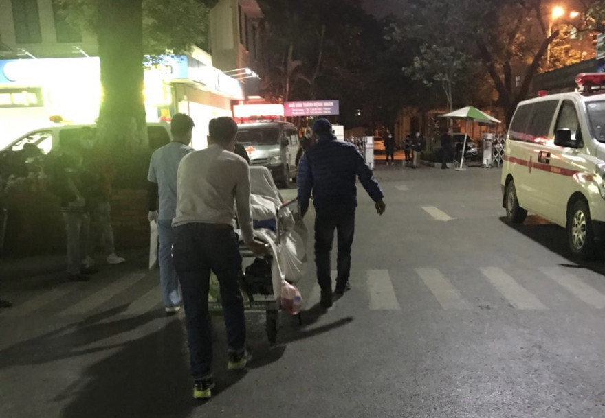 Bệnh nhân bị TNGT cấp cứu ở bệnh viện Việt Đức. Ảnh: Thái Hà