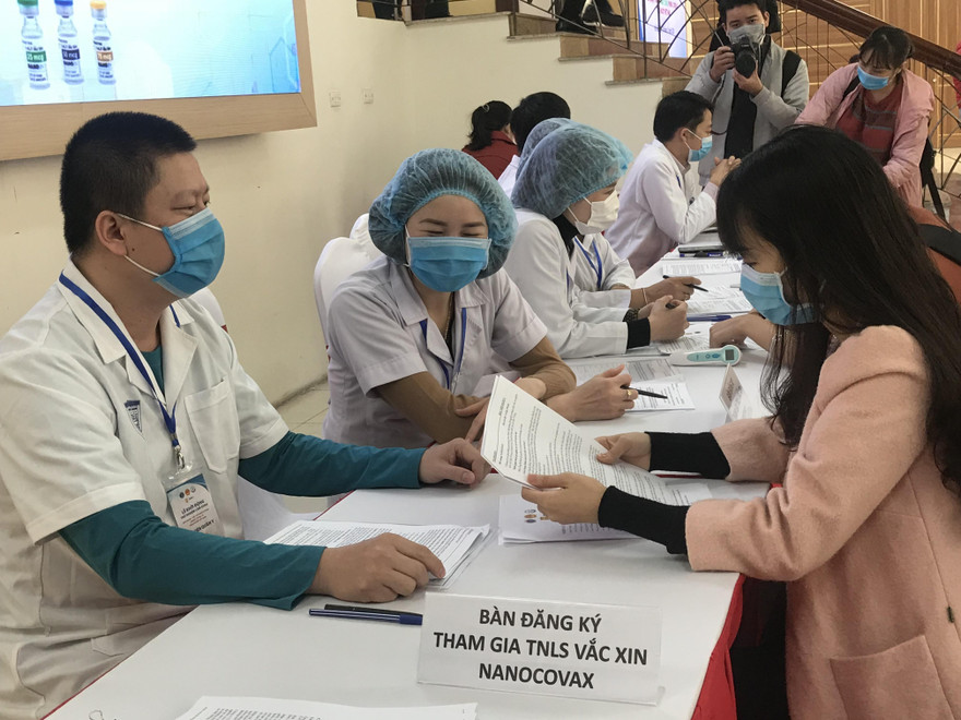 Sinh viên Học viện Quân Y đăng ký thử nghiệm vắc-xin Nano Covax Ảnh: Thái Hà