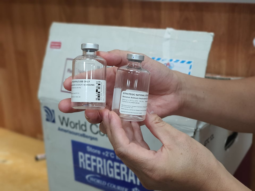 2 lọ thuốc được nhập từ Thái Lan để điều trị cho 2 bệnh nhân bị ngộ độc pate Minh Chay tại Bệnh viện Bạch Mai