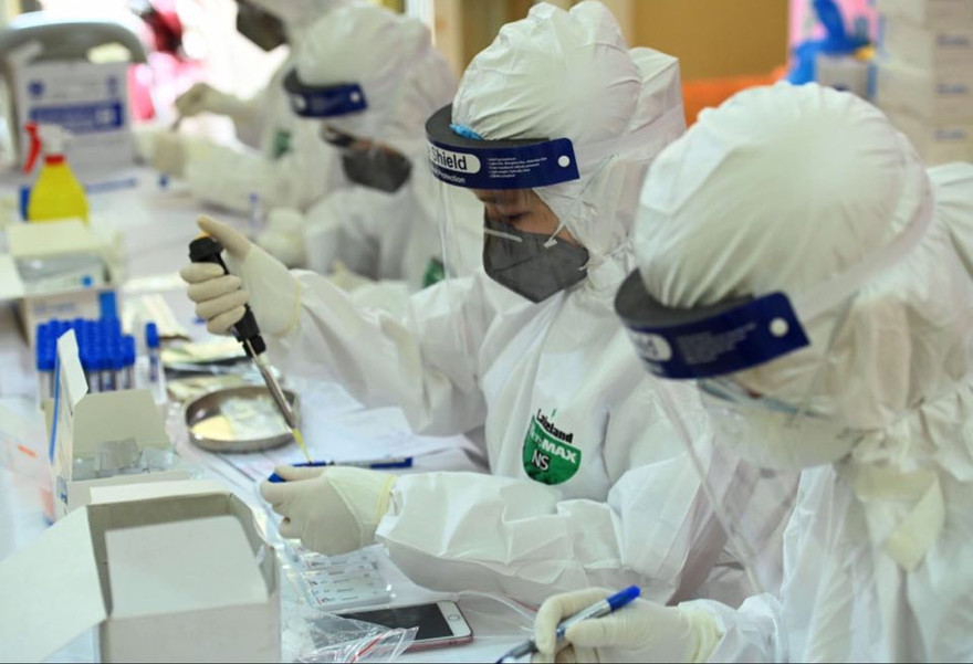 Xét nghiệm nhanh cho tiểu thương chợ đầu mối Hà Nội Ảnh: Như Ý