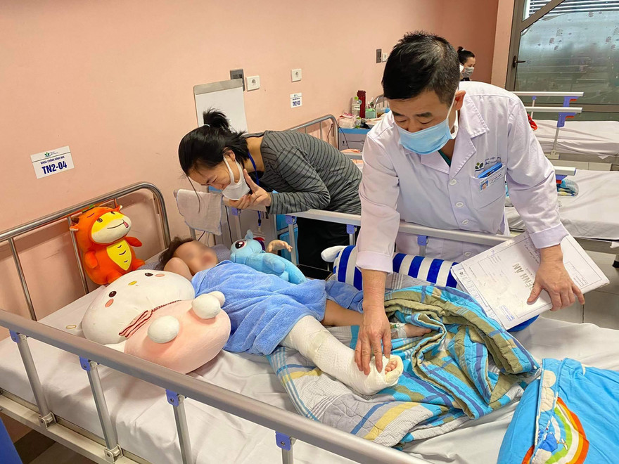 Bé gái rơi từ tầng 13 sắp được xuất viện