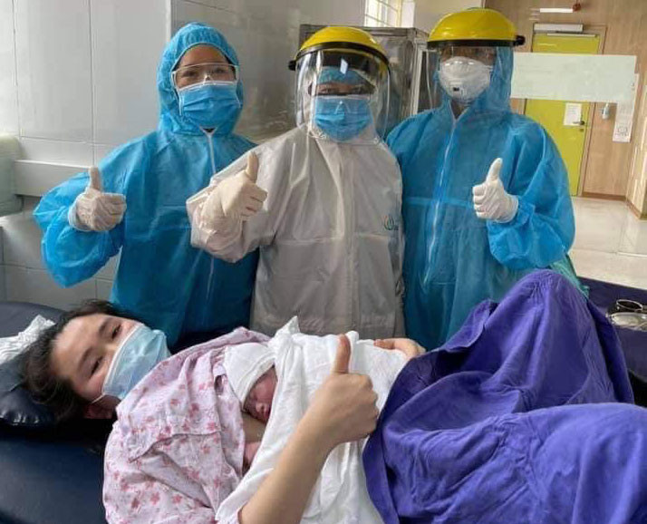 Em bé chào đời trong khu cách ly