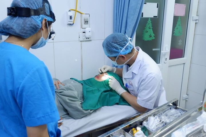 Bác sĩ xử lý tai biến cho nữ bệnh nhân