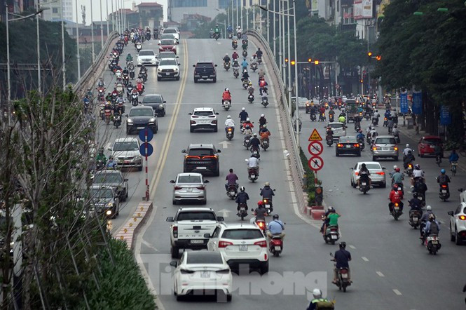 Dòng người tấp nập tham gia giao thông tại Hà Nội chiều 21/4 bất chấp khuyến cáo về giãn cách xã hội. Ảnh: Trọng Tài