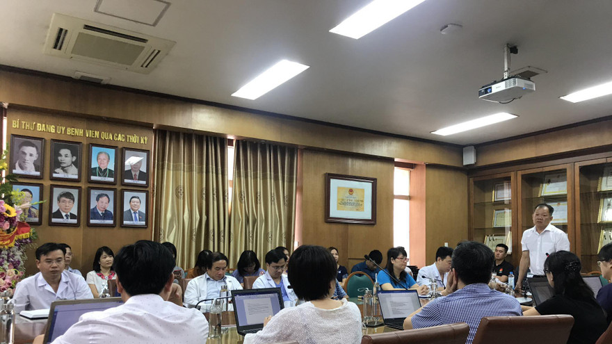 TS. Dương Đức Hùng, PGĐ Bệnh viện Bạch Mai trả lời báo chí Ảnh: Thái Hà