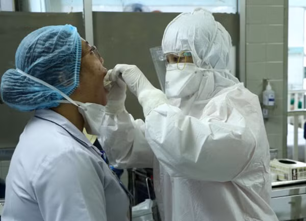 Phát hiện 43 ca mắc qua rà soát người ho sốt, chuyên gia nhận định gì về dịch tại Hà Nội?