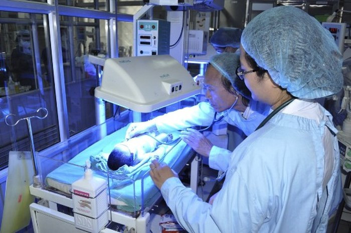 Cứu sống kỳ diệu cặp song sinh nhẹ cân