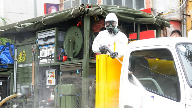 Sáng 7/3, Binh chủng Hóa học đã triển khai lực lượng đến khu vực phố Trấn Vũ, Trúc Bạch -Ảnh: Hoàng Mạnh Thắng