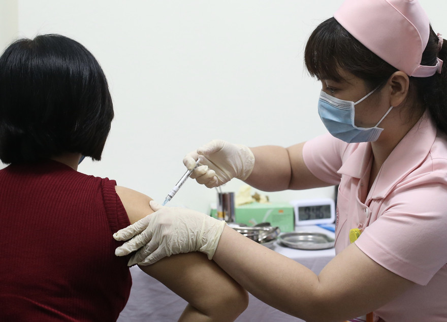 Sáu trường hợp phản vệ nặng sau tiêm vắc xin ngừa COVID-19 