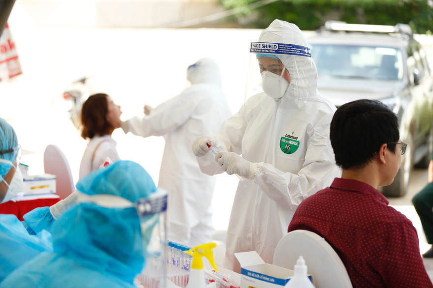 Người giao pizza mắc COVID-19 ở Hà Nội thở máy, tiên lượng nặng