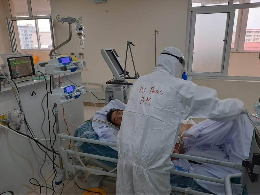 Điều trị cho bệnh nhân mắc COVID-19. Ảnh: Thuận Phương