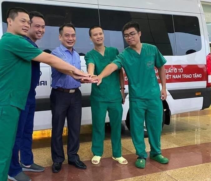 BS Nguyễn Trung Cấp, Phó Giám đốc BV chúc 4 bác sĩ, điều dưỡng hoàn thành tốt nhiệm vụ đón đoàn công nhân Guinea Xích đạo về nước