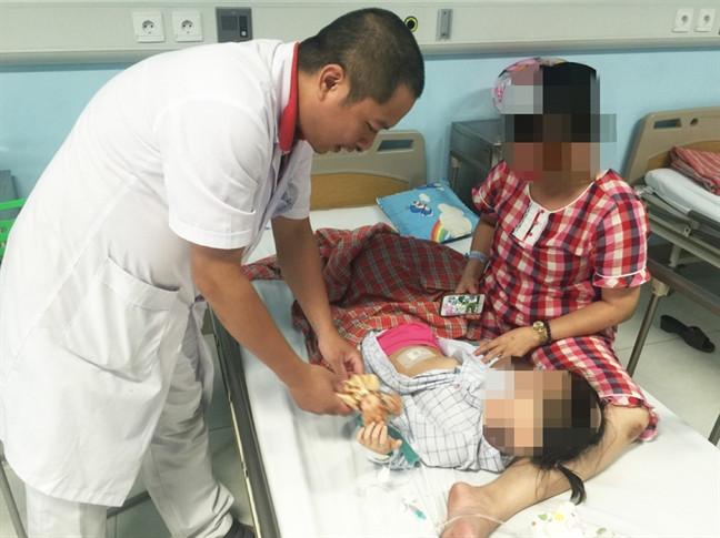 Choáng với bé 3 tuổi bị u quái ở buồng trứng