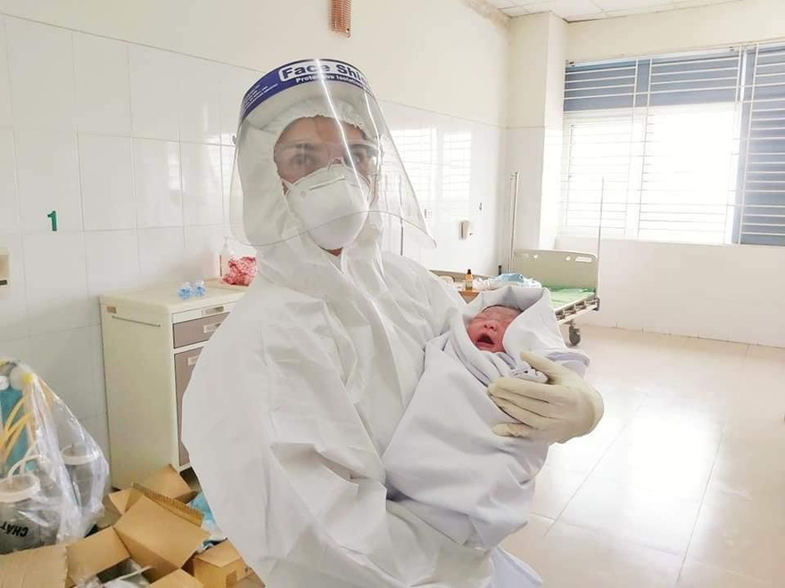 Những điều đặc biệt trong phòng sinh của sản phụ mắc COVID-19