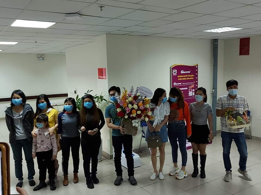 Những người về từ Vũ Hán được xuất viện sau 21 ngày cách ly tại BV Bệnh Nhiệt đới T.Ư. Ảnh Minh Đức